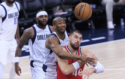 小卡20+6祖巴茨14+13 浓眉缺阵快船大胜独行侠