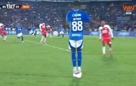 太阳报：切尔西考察哥伦比亚19岁“刺头”天才，双脚踩球引发冲突